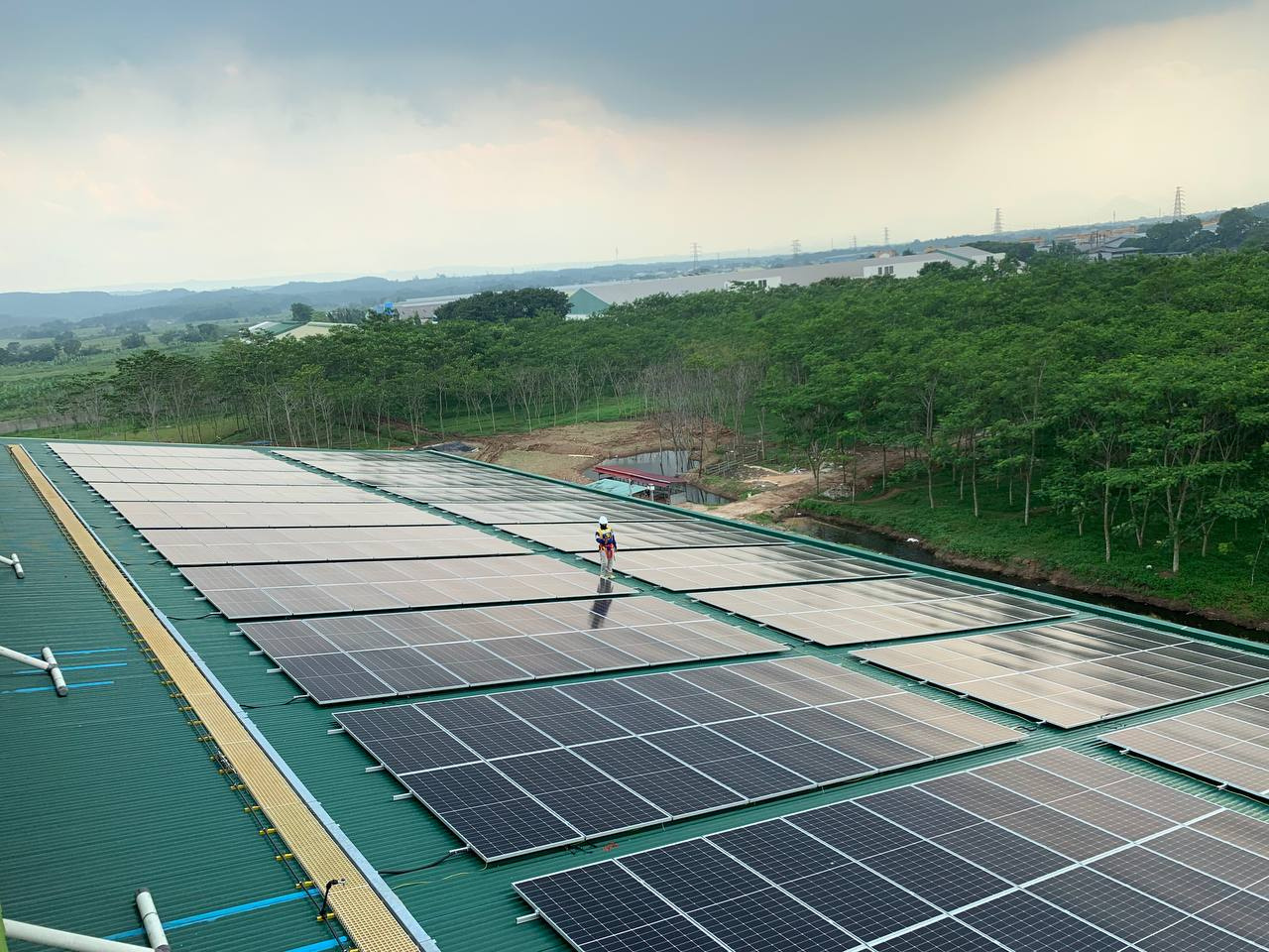 On-Grid vs Hybrid Solar System: Panduan Memilih untuk Industri